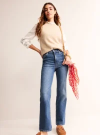 High-waisted jeans with classic straight leg