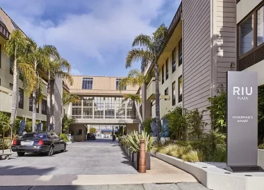 hotel-riu-plaza-fisherman